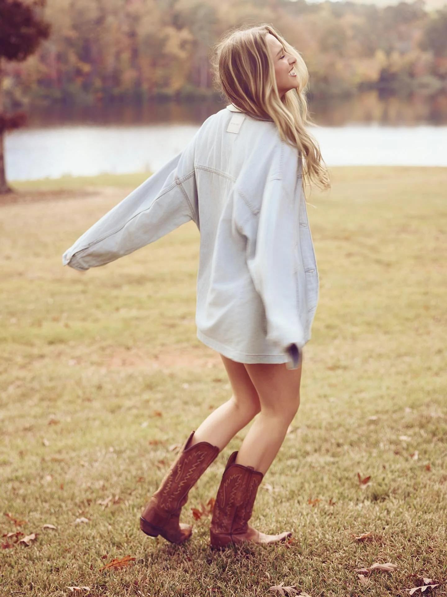 Fall vibes in November.  With mild temperatures and perfect leaves 🍁 
#jpylesenior @annapoe11 #Lagrange #theseniorbest #bestseniors #topseniorphotographers www.johnpyle.com