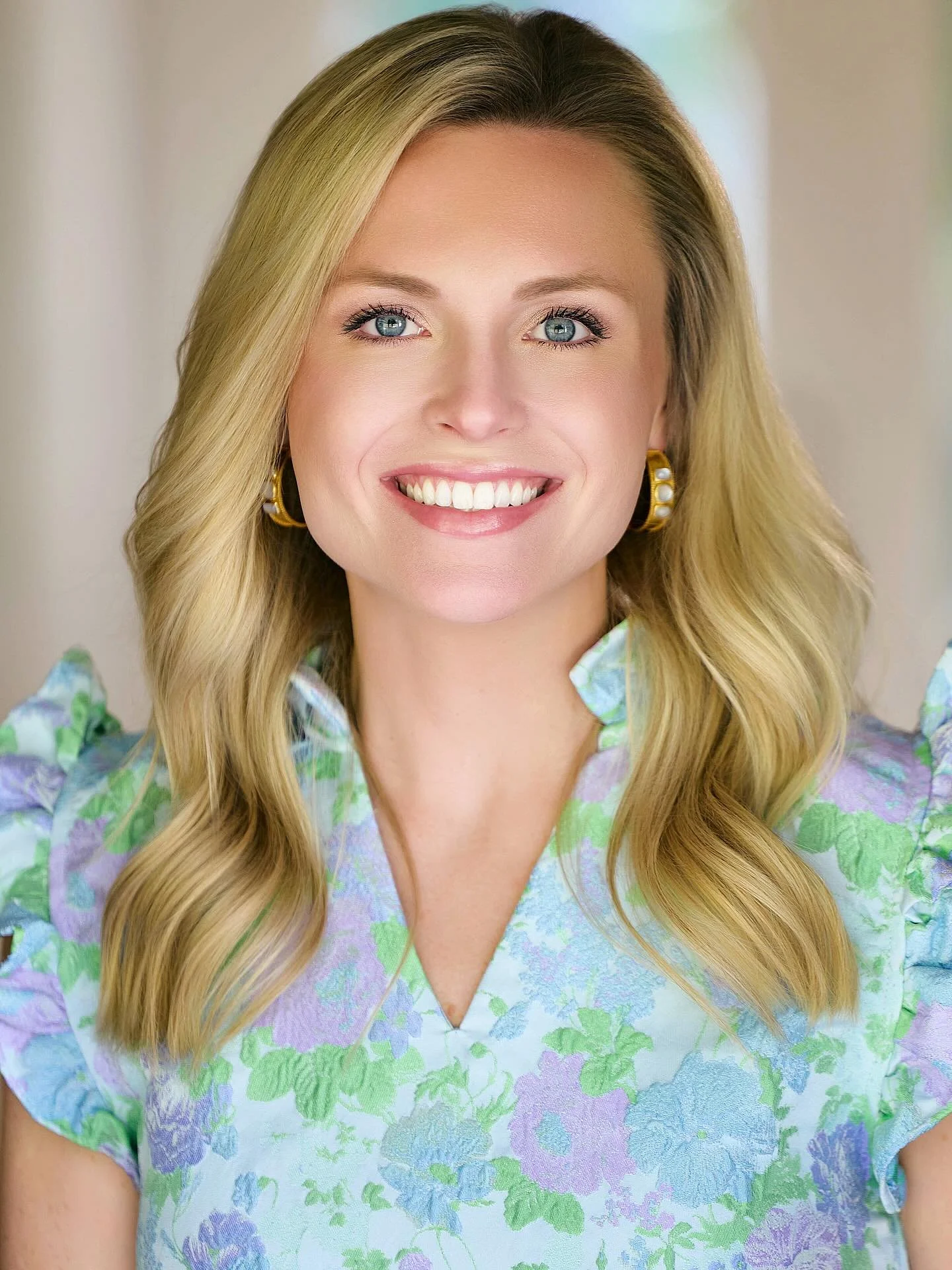 Best and funniest  comments I get: &ldquo;those are too good to just be business headshots&hellip;hang those up somewhere!&rdquo; 🤩😍

Perfect example👉 @morganamosrealtor 🏡 
#jpylebusiness #jpyle #headshots #branding #whenitmatters.