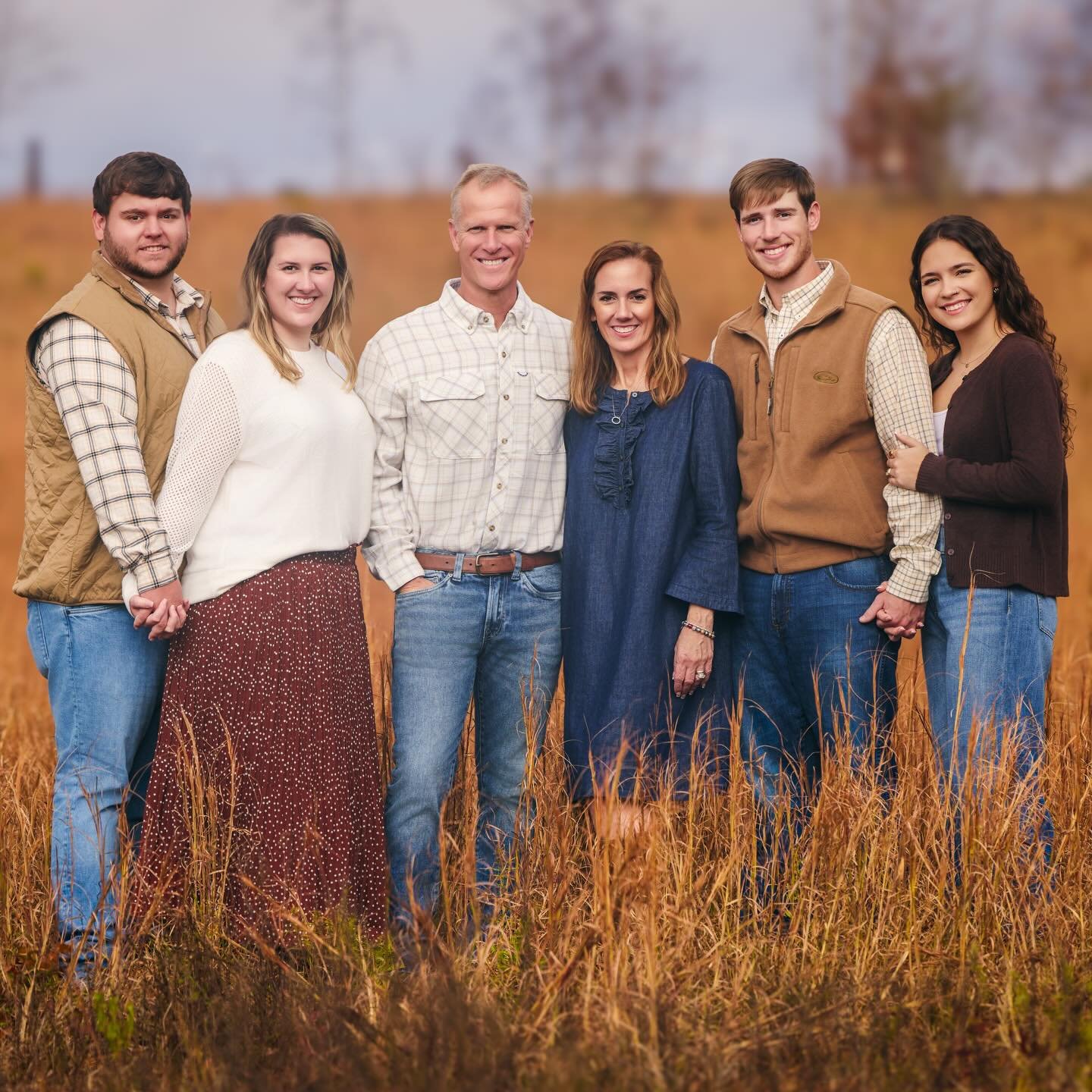 The Vinyard family on their beautiful property in Alabama.🌾 #jpylefamily #christmas #familysession 
I always look forward to having this special family in front of my camera. ❤️Thank you Melanie and Tim

Our family sessions are stress free and beaut
