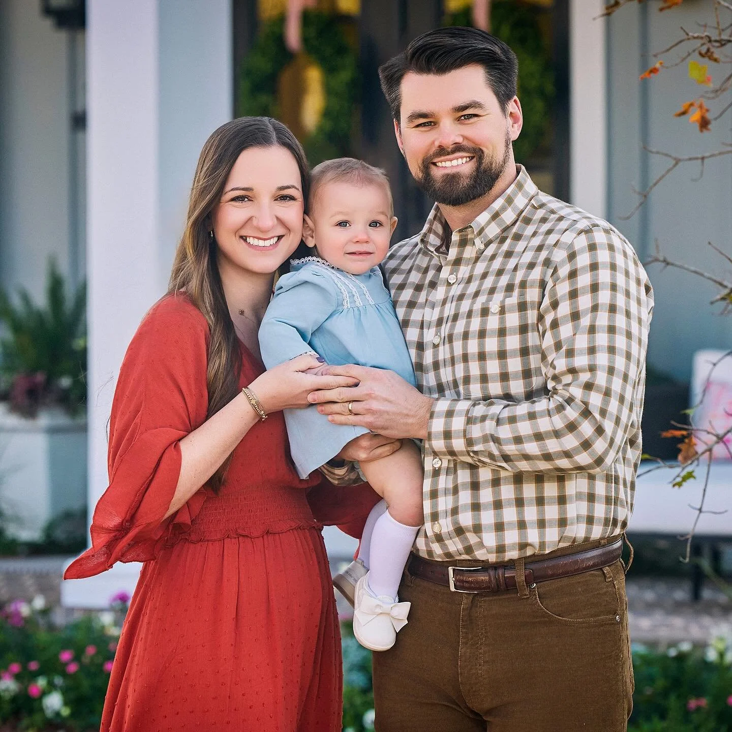 Beautiful wife, beautiful daughter, loving supportive family, graduate 🧑&zwj;🎓 Nurse Practioner, iconic headshots.  What more do you want this Christmas @zach_rovig ?? 😉🤣👏🙏 🎅 
#jpylefamily #jpylebusiness #jpyleheadshot #jpyle