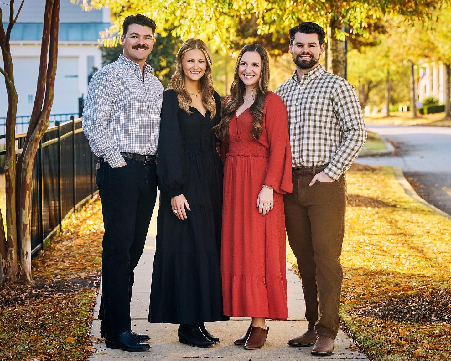 Family sessions that matter. ✨. The Rovig brothers and their beautiful wives. 

👉Simple but significant. #jpylefamily. 
Www.Johnpyle.com