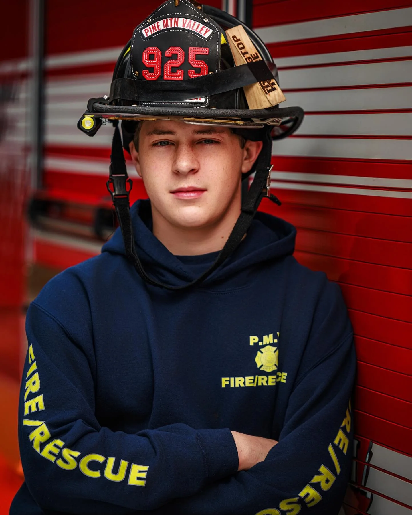 Senior guys (pictures) matter.  #jpylesenior #firefighter @jaxon_haralson #harriscounty 
And so does that family session that&rsquo;s included.  @stacyharalson 🤣🥰
🔥 🚒. #pmvfd #pinemoutainvalley

www.johnpyle.com