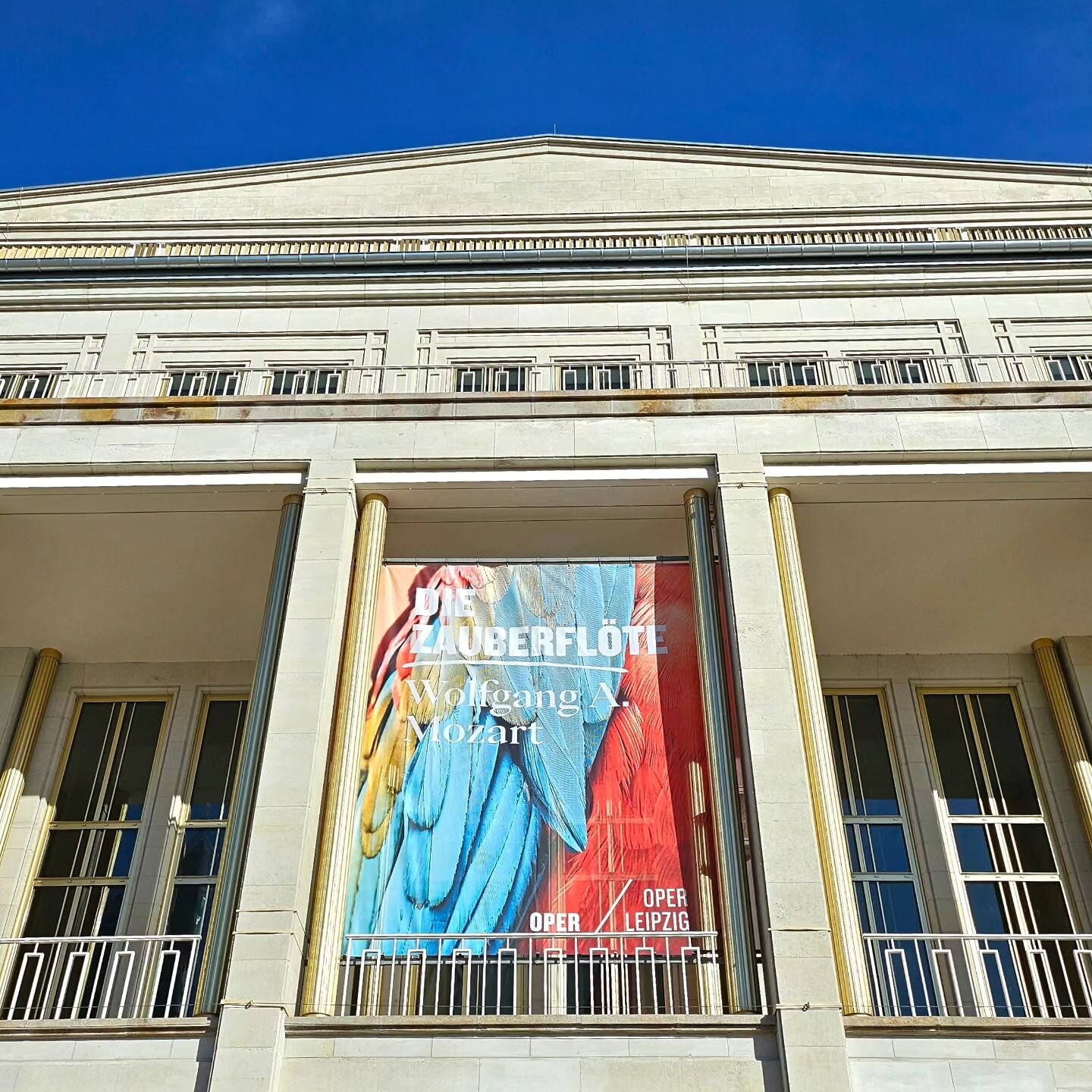 🦜🪈🎶 Es ist soweit! 🎶🪈🦜
Premiere 'Die Zauberfl&ouml;te' an der
@oper_leipzig @gewandhausorchester

Toi toi toi an alle meine wunderbaren Kollegen

Dirigent - Jonathan Darlington
Inszenierung - @matthiasdavids
B&uuml;hne &amp; Video - Mathias Fis