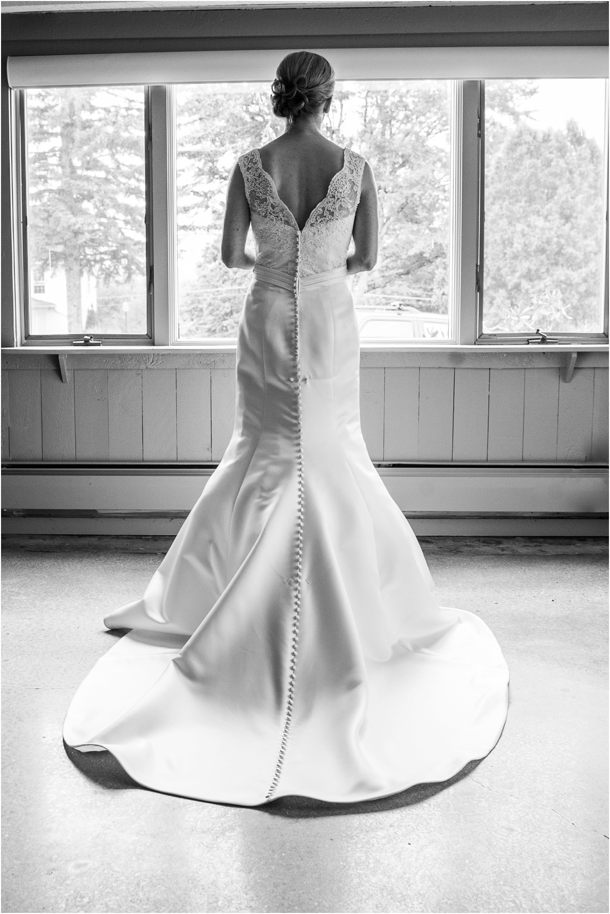 Wedding-at-the-Red-Barn-at-Hampshire-College-Four-Wings-Photography_0011.jpg