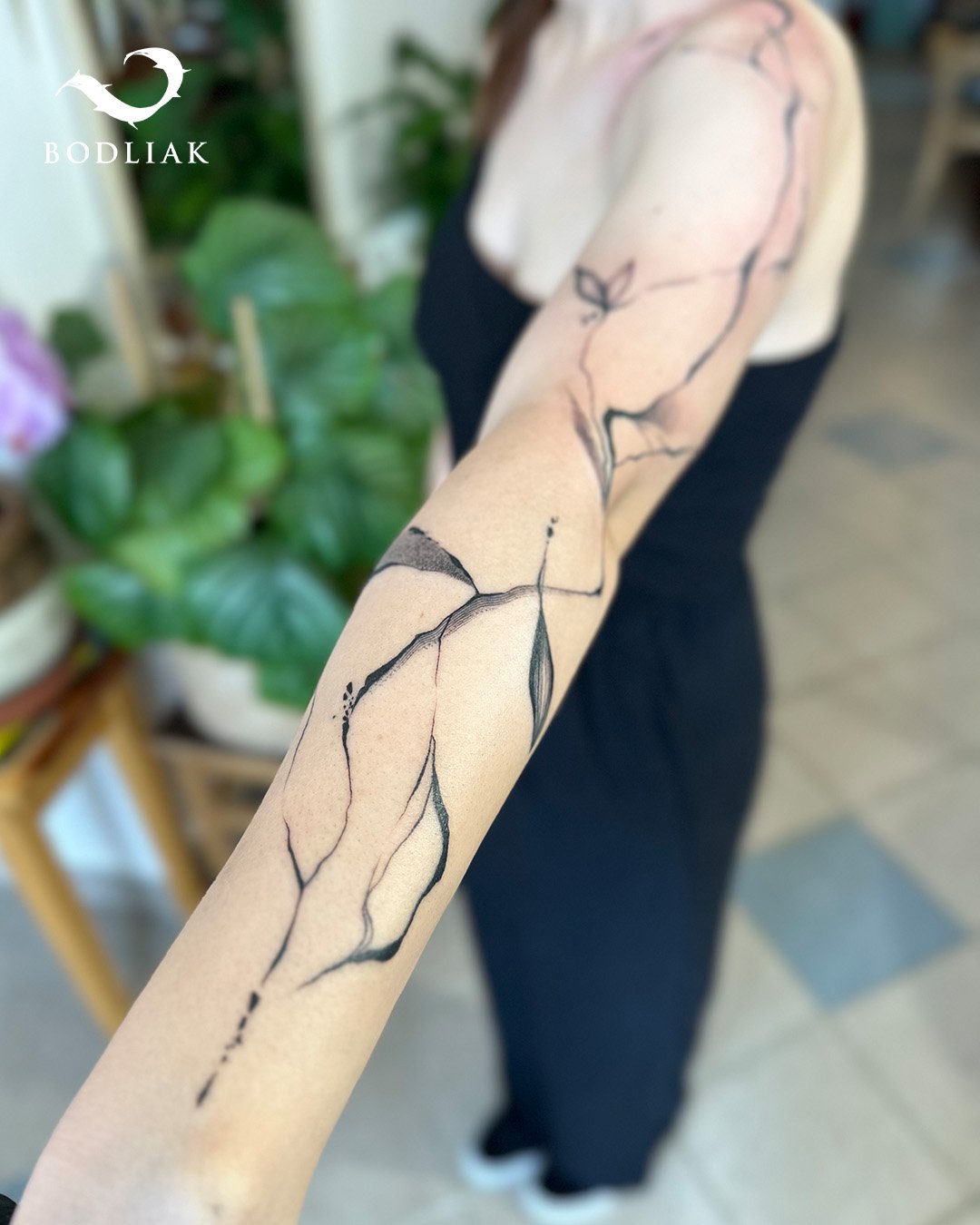 Umeleck&yacute; n&aacute;dych na Ivkinom ramene🌿

🌐www.bodliak.sk/galeria-nikoleta

Nika vd&yacute;chla život tejto n&aacute;dhernej, minimalistickej rastlinnej kompoz&iacute;cii na Ivkinej ruke. Jemn&eacute;, kľukat&eacute; l&iacute;nie a prec&iac