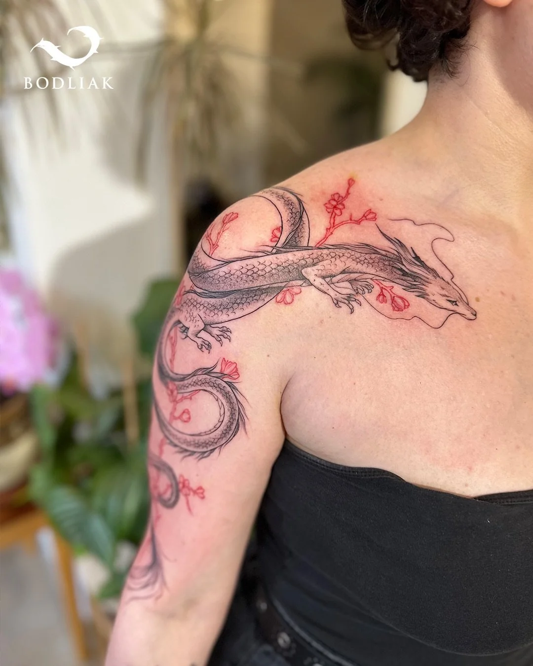 Majest&aacute;tny str&aacute;žca🐉

🌐www.bodliak.sk/galeria-nikoleta

Minul&uacute; nedeľu sme v&aacute;m uk&aacute;zali jedno tetovanie pre Majku (moľa), a teraz prich&aacute;dza na rad drak. Nika stvorila tohto majest&aacute;tneho draka, ktor&yacu