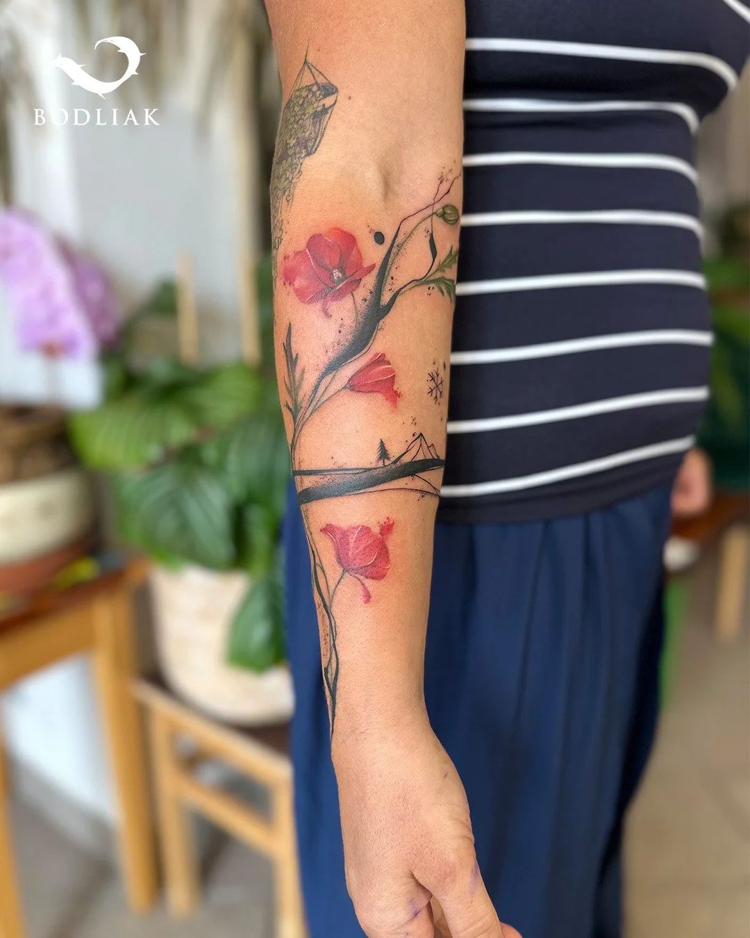 Sila a jemnosť v jednom💫

🌐www.bodliak.sk/galeria-nikoleta

Toto n&aacute;dhern&eacute; tetovanie od Niky Lucke je oslavou ženskej kr&aacute;sy a sily pr&iacute;rody. V&yacute;razn&eacute; červen&eacute; kvety vlčieho maku sa ladne rozv&iacute;jaj&