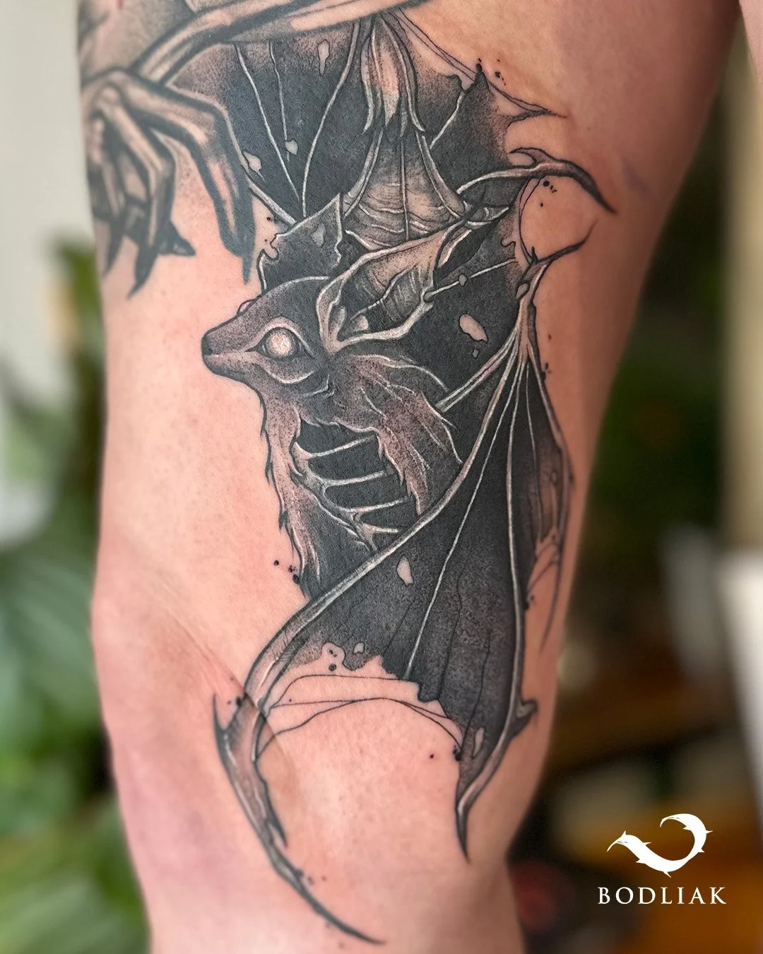 Cover-up v plnej temnej kr&aacute;se🦇 

🌐www.bodliak.sk/galeria-nikoleta

Star&eacute; a nev&yacute;razn&eacute; pres&yacute;pacie hodiny dostali &uacute;plne nov&yacute; život. Nika navrhla a vytetovala pre Niku detailn&eacute;ho, mystick&eacute;h