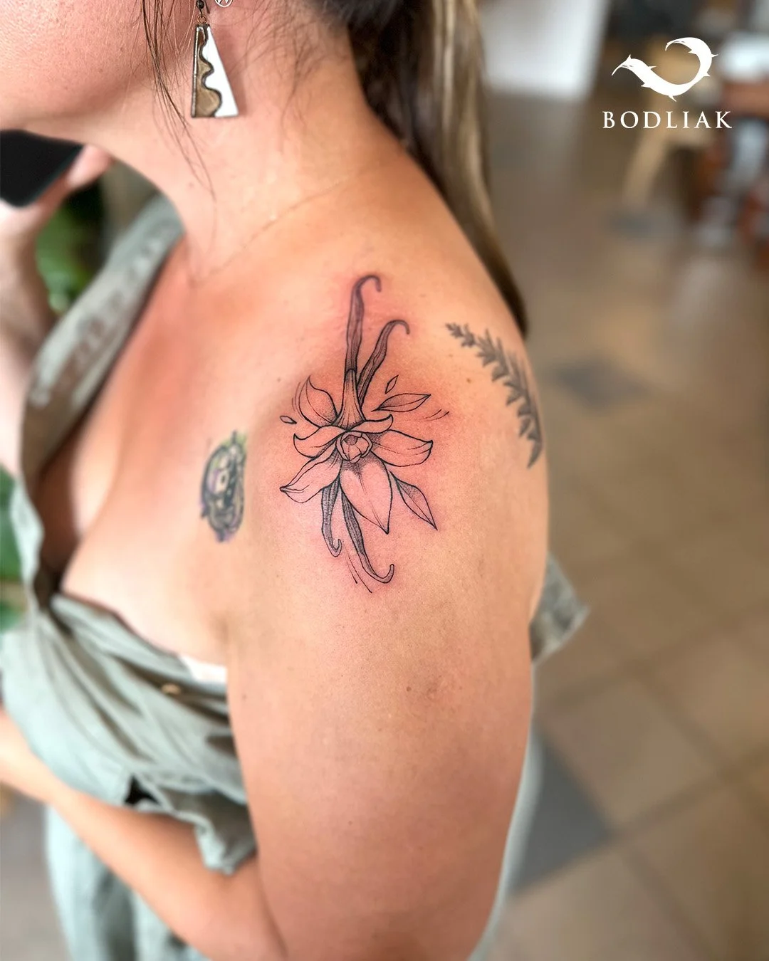 Jemn&aacute; vanilka ✨

🌐www.bodliak.sk/galeria-nikoleta

Nika navrhla tento autorsk&yacute; mot&iacute;v vanilkov&eacute;ho kvetu so strukmi. Vynik&aacute; prec&iacute;znymi jemn&yacute;mi l&iacute;niami, ľahk&yacute;m tieňovan&iacute;m a čist&yacu