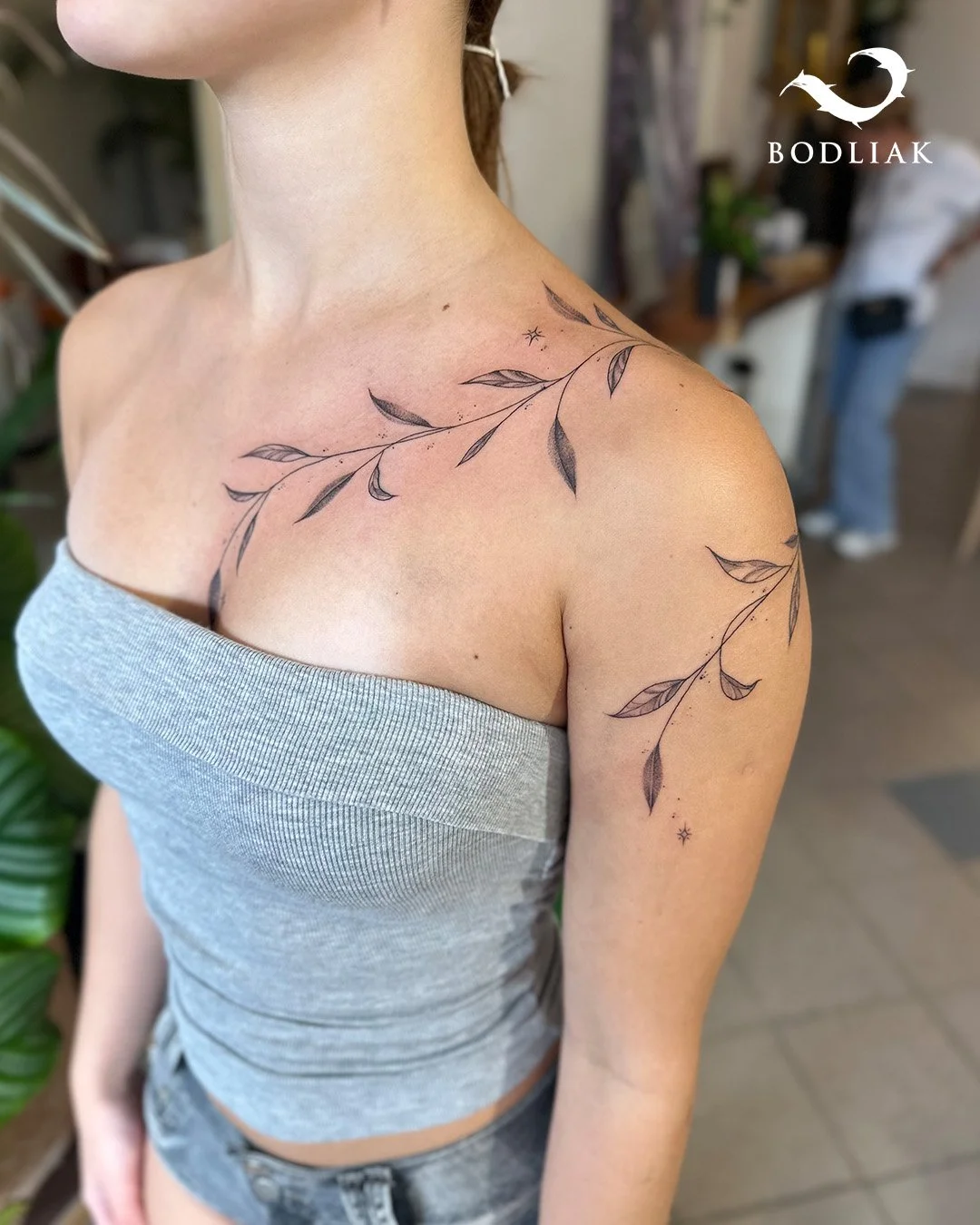 Organick&aacute; kr&aacute;sa priamo na kožu🌿 

🌐www.bodliak.sk/galeria-nikoleta

Sonička si odniesla z Bodliaku k&uacute;sok pr&iacute;rody. Nika sa postarala o toto kr&aacute;sne l&iacute;stkov&eacute; freehand tetovanie, ktor&eacute; vyzer&aacut