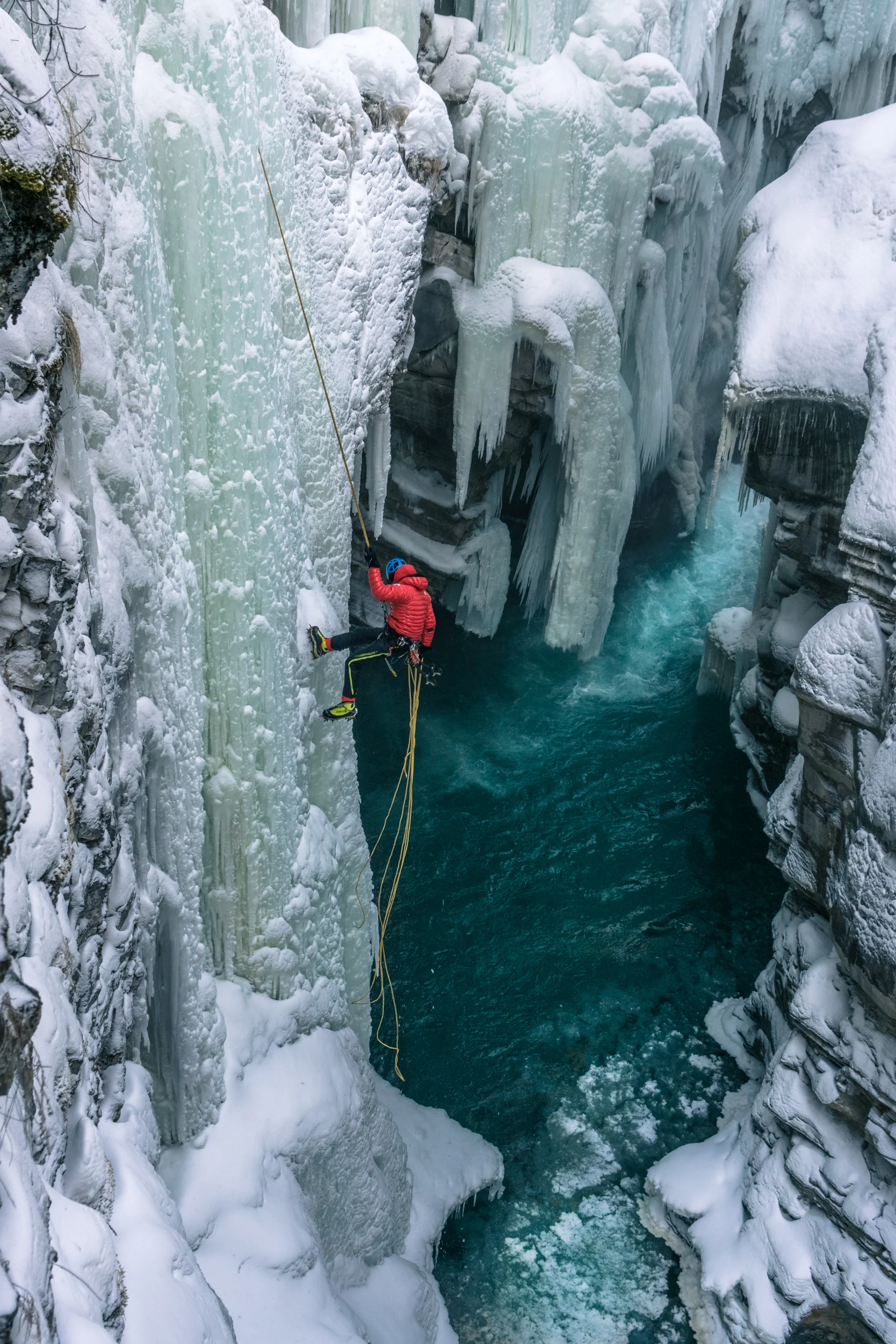 climbing-ice-waterfall-alberta-canada-3.jpg