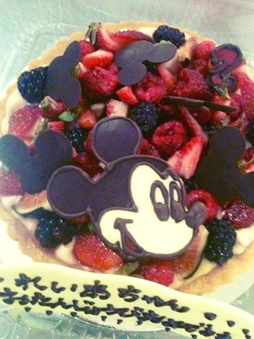 Tarta almendras y frutas rojas
