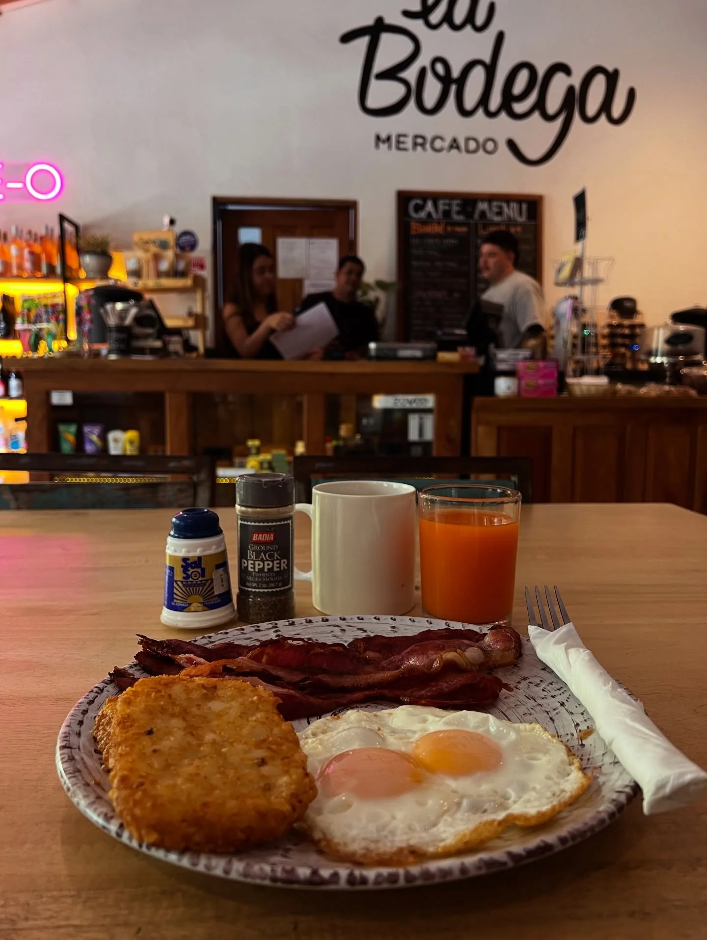 Build your breakfast, just the way you like it 🍳
Hash browns, fried eggs, crispy bacon&hellip; 

your rules, your style.
Create your perfect plate at La Bodega Mercado ✨

#breakfast #brunch #nosara 
En el coraz&oacute;n de playa pelada.