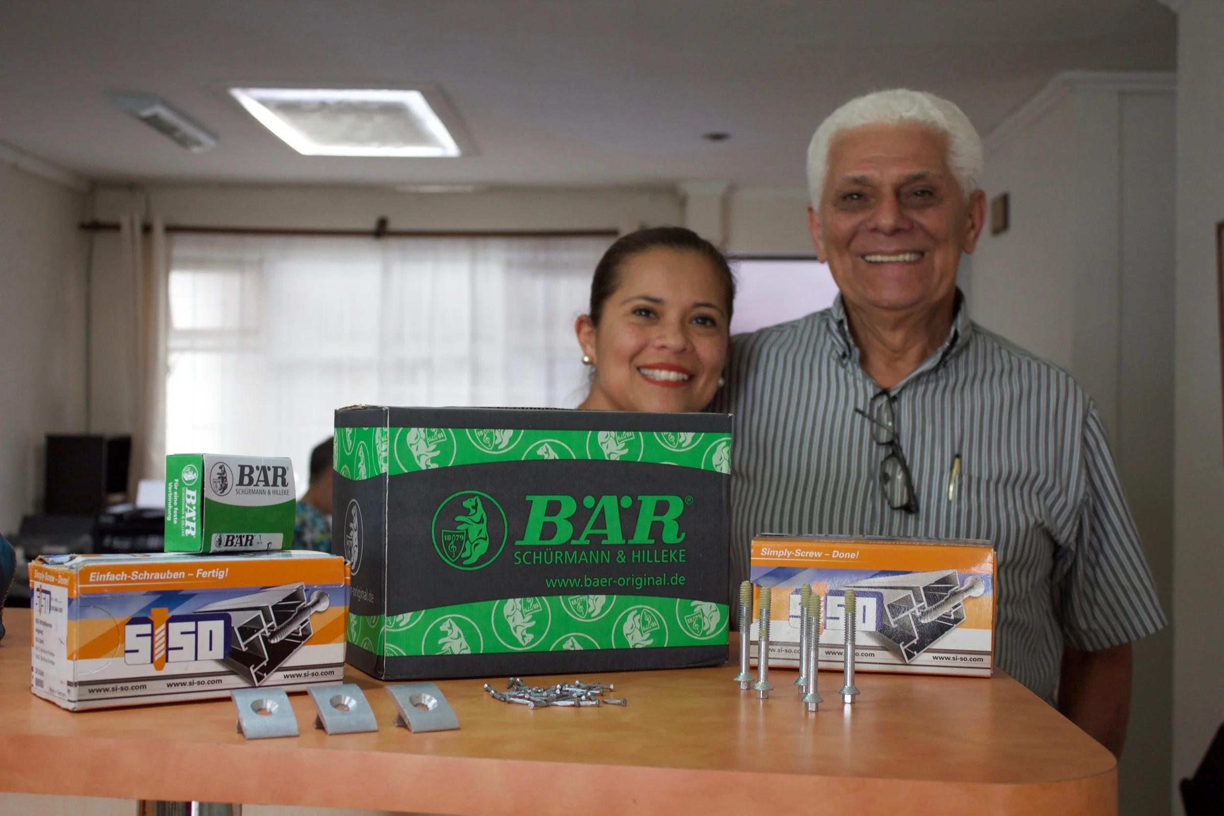 Vanessa Meléndez y Rafael Meléndez, de Servicios Centroamericanos, muestran parte de los productos que ya tienen en el mercado. Uno de los más novedosos es Siso, que son estructuras para páneles solares.