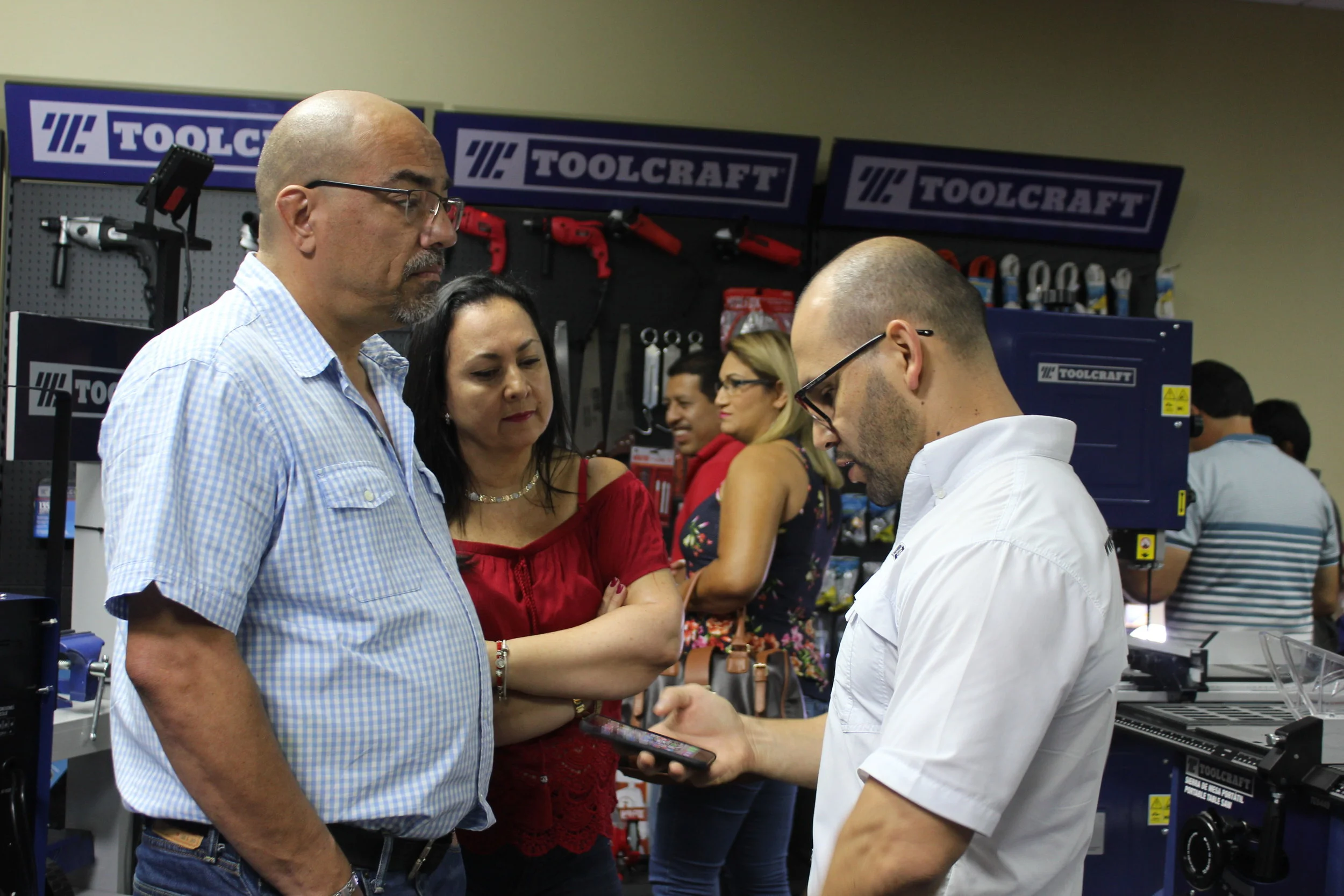 Estar en contacto con el mercado, como asistir a diversas ferias, permite estar actualizado y otorga herramientas para atraer incluso los clientes potenciales que aún no llegan a la ferretería.