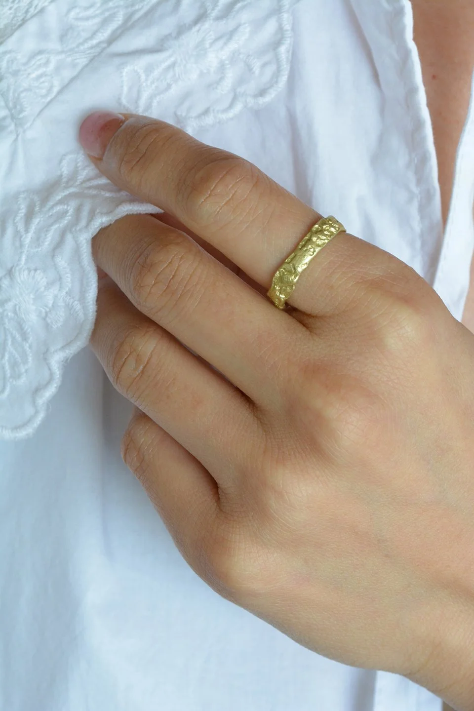 Francesca-Lacagnina-18K-erice-gold-formed-ring-R198G18 MODEL-01.jpg
