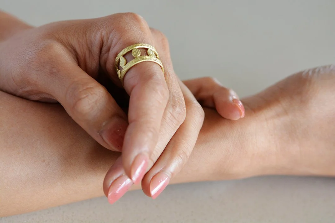 Francesca-Lacagnina-18K-Gold-Textured-Leaf-Band-R200G18-ON MODEL-Close Up-01.jpg