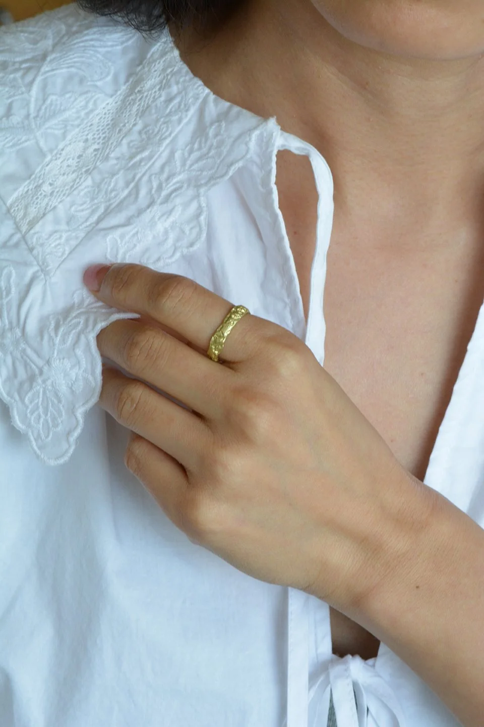 Francesca-Lacagnina-18K-erice-gold-formed-ring-R198G18 MODEL-02.jpg