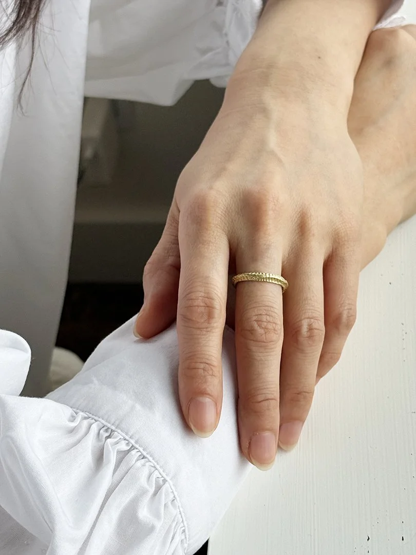 francesca-lacagnina-18k-yellow-gold-slim-ribbed-band-R110G18-on-model-02.jpg
