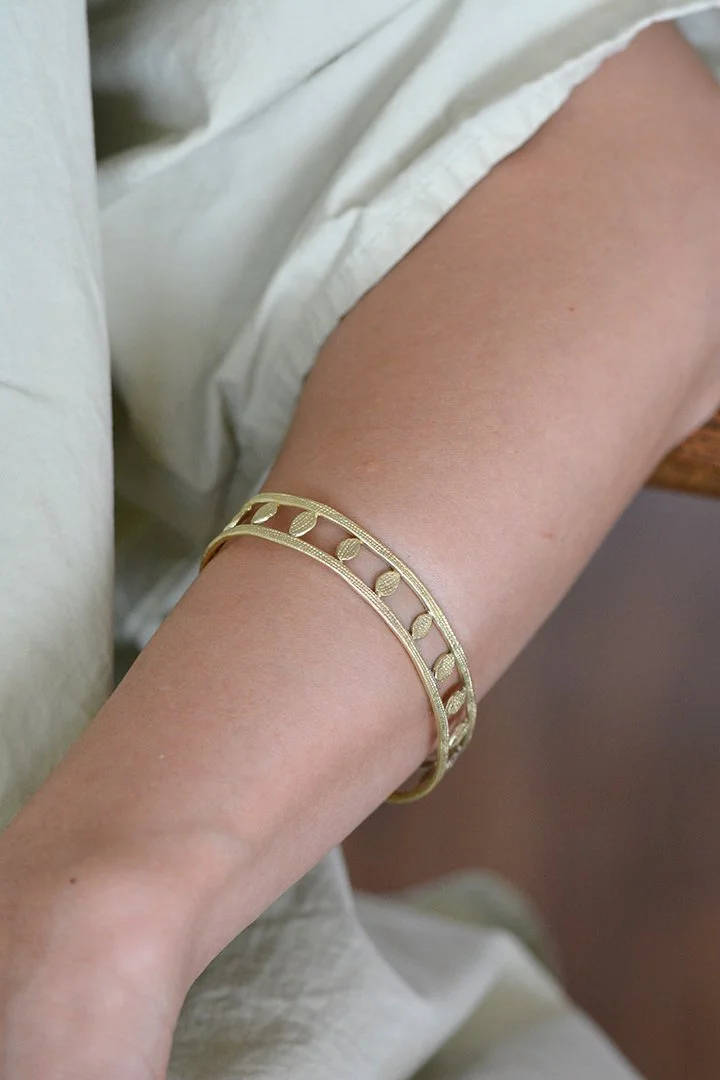 Francesca-Lacagnina-18K-Gold-Garland-of-Leaves-Cuff_C024G18_ON-MODEL-02.jpg