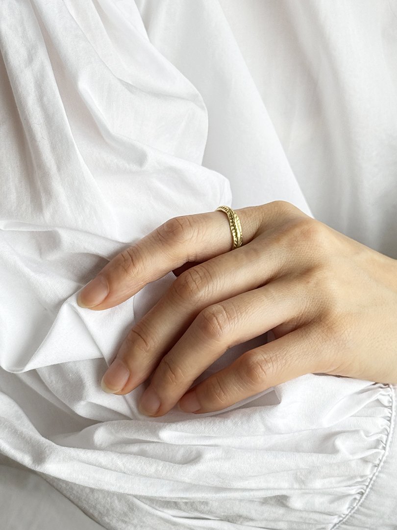 francesca-lacagnina-18k-yellow-gold-ribbed-band-R068G18-on-model-02.jpg