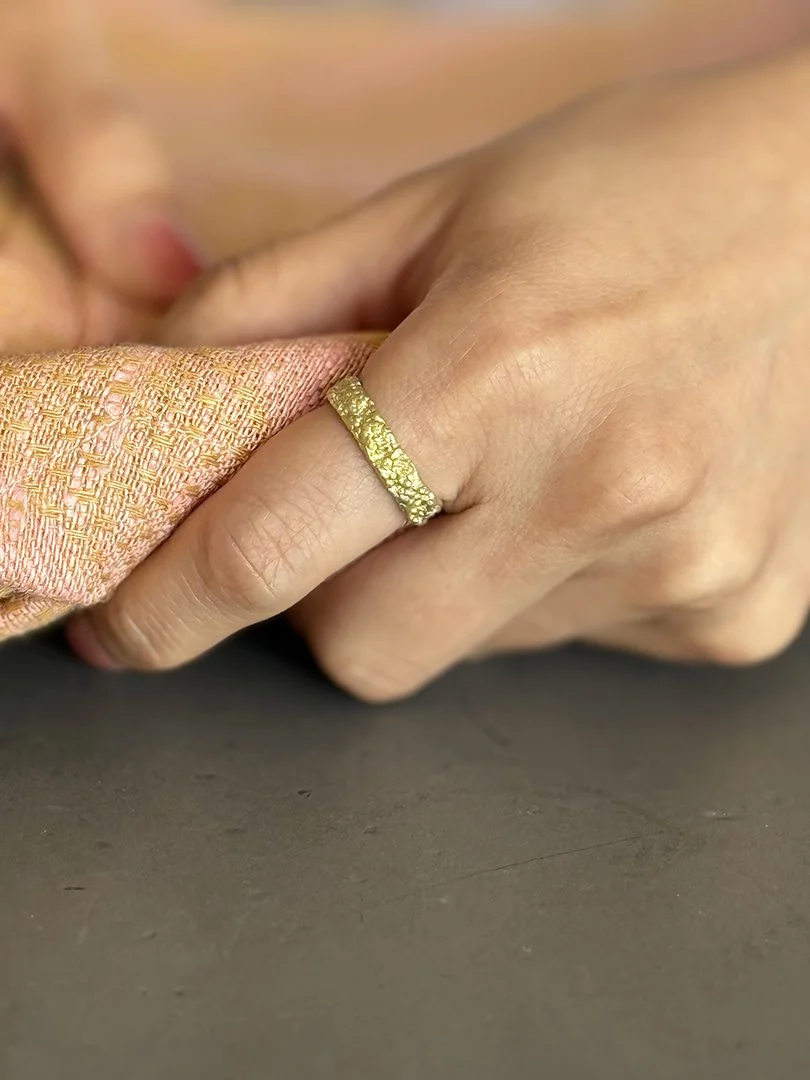 Francesca-Lacagnina-18K-Gold-Coral-Textured-Band-R197G18-ON-MODEL-02.jpg