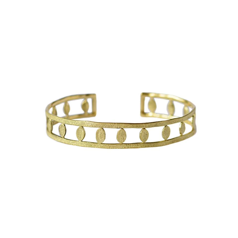 Francesca-Lacagnina-18K-Gold-Garland-of-Leaves-Cuff_C024G18_WEB-01.jpg