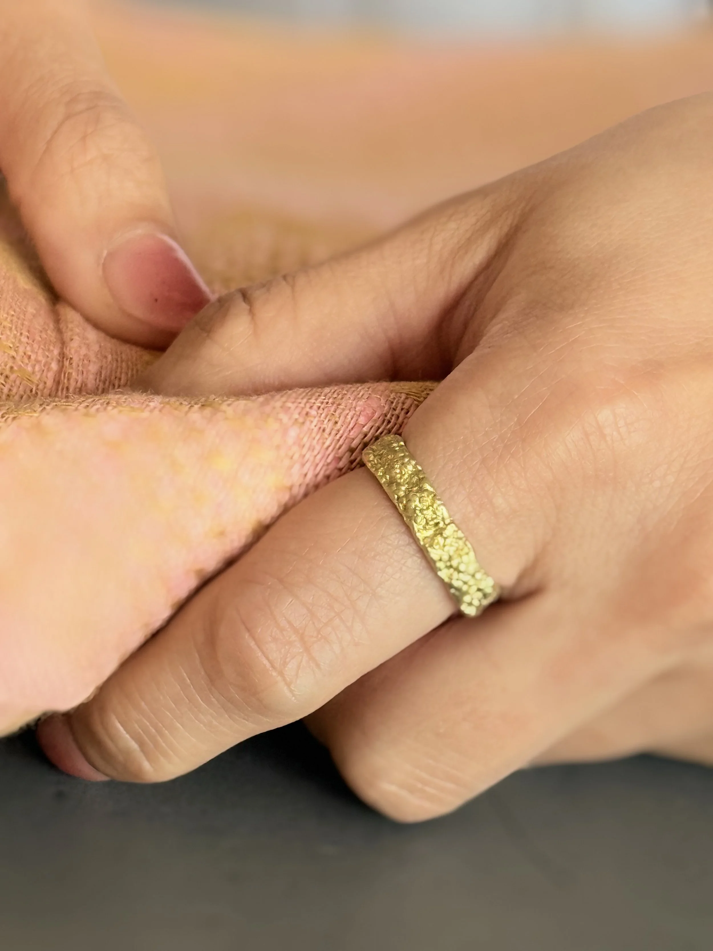 Francesca-Lacagnina-18K-Gold-Coral-Textured-Band-R197G18-ON-MODEL-01.jpg