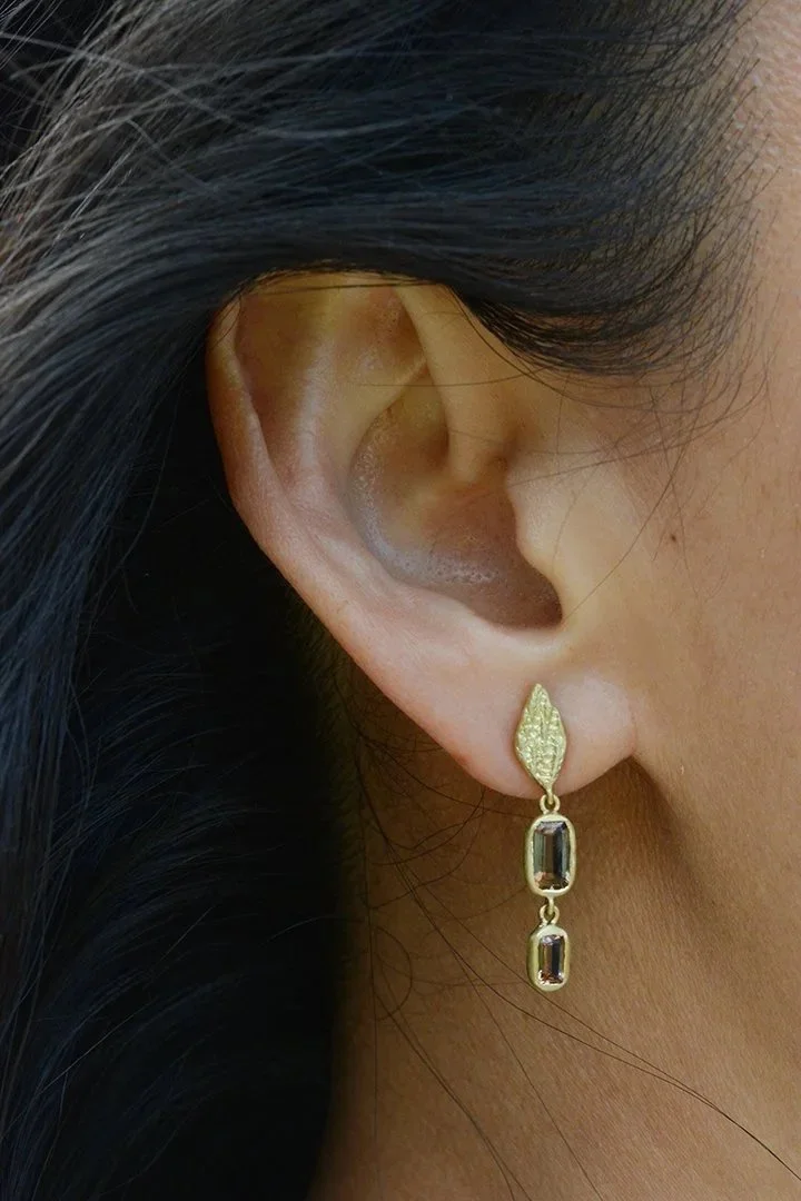 francesca-lacagnina-18k-gold-andalusite-drop-earrings-E129G18AND-on-model-detail.jpg
