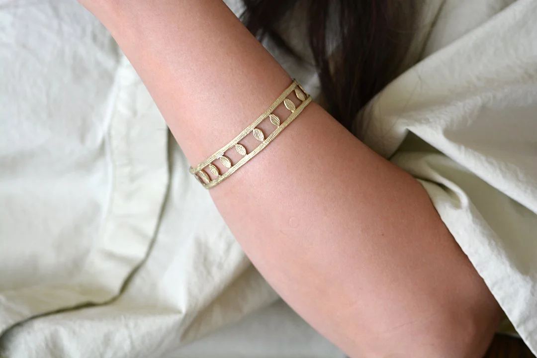 Francesca-Lacagnina-18K-Gold-Garland-of-Leaves-Cuff_C024G18_ON-MODEL-01.jpg
