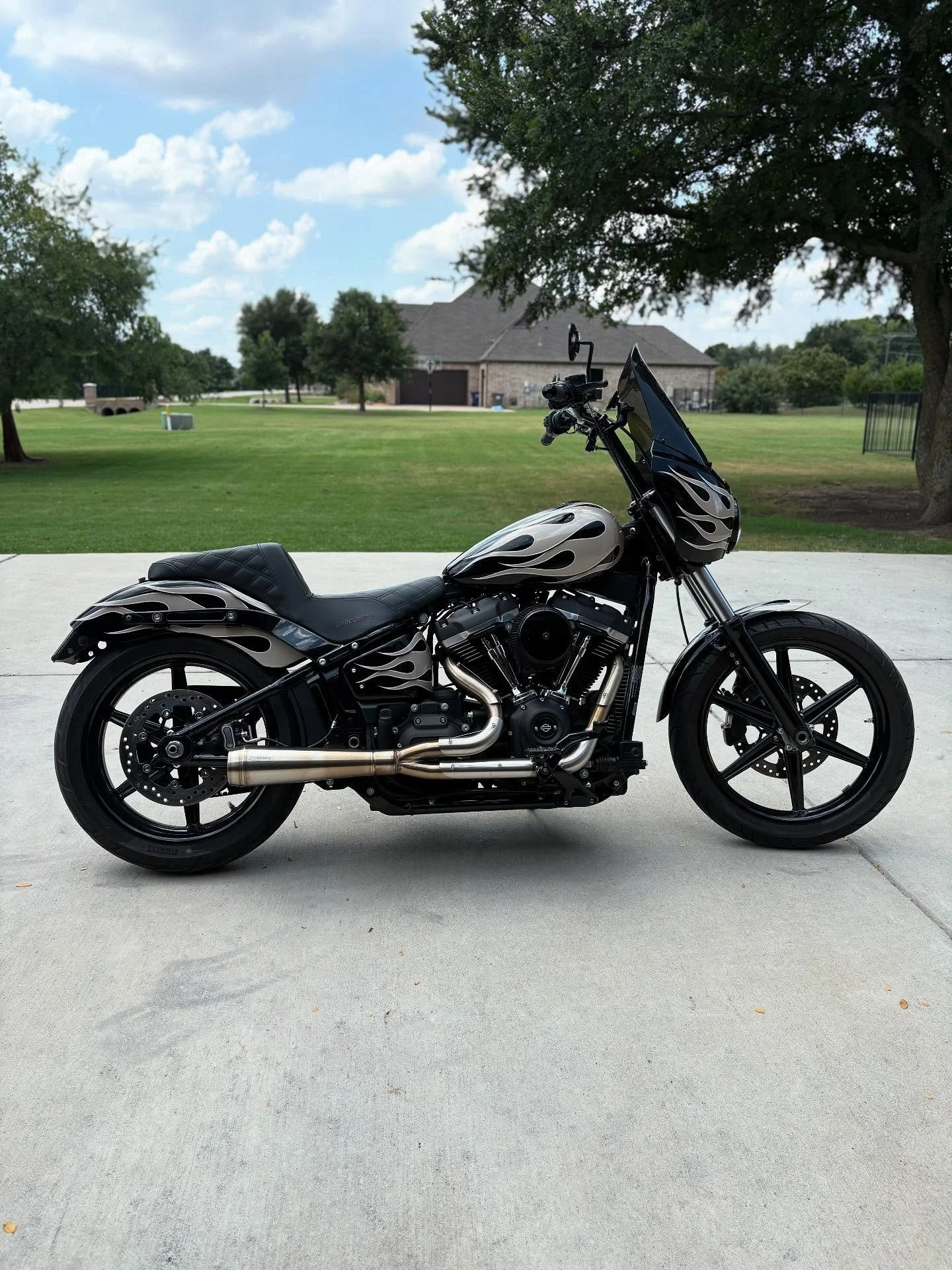 Check out my new hog! 
Just picked up this 2019 Street Bob in immaculate condition from my buddy Tim @tim.okeefe that was previously owned by my favorite couple, Steph and Marcus @stephgogo77 @drkhrse50 
Everything was tastefully done, and the beau