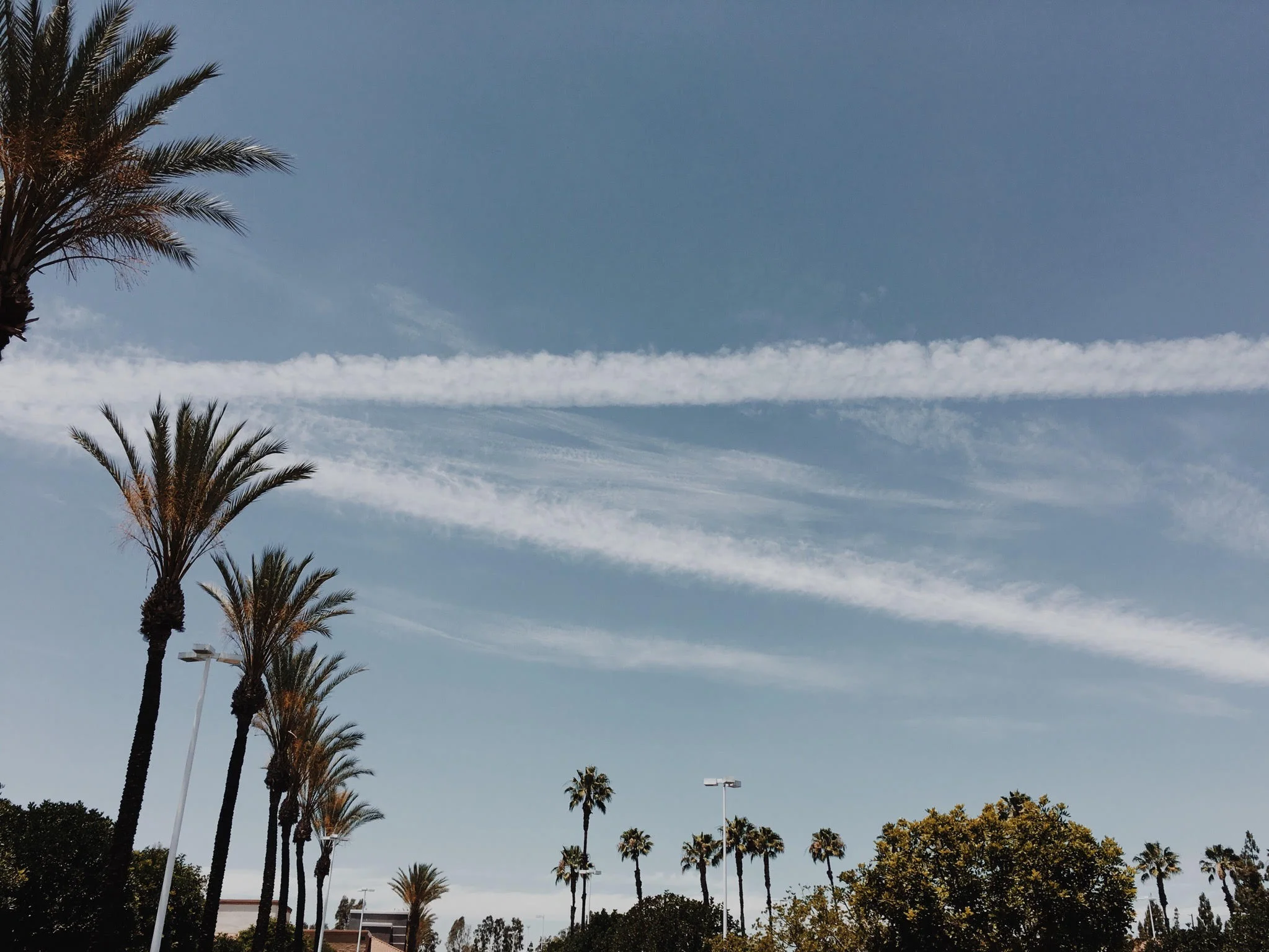 LOW ALTITUDE CHEMTRAILS OVER COSTCO PARKING LOT 6/18/2016 — Tustin, California