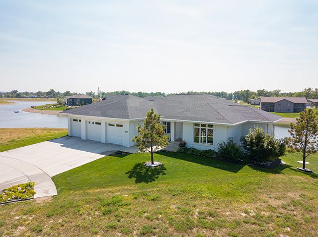 Ok...#realtalk here @instagram can we get more than 10 photos?! This house!!! 🤤 you’ll DEFINITELY need to check out the listing by @pat.koski to see more of this one!
#waterfront #waterfrontwednesday #realty #realestate #photography #bismarck