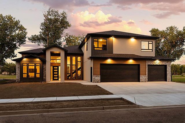 😍😍😍 gah! This place is amazing! Right on the water, and tons of design elements! Definitely one of my favorite properties to have shot!
#realestate #realty #bismarckrealestate #bismarck #nd #ndlegendary #photography #twilight #capturenorthdakota