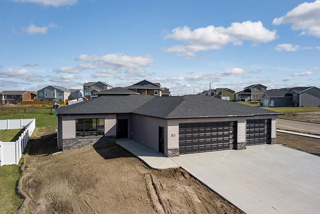 More and more #newconstruction popping up in #Bismarck #Mandan
#realty #realestate #architecture #photography #architecturephotography #design #kitchendesign #kitchen #drone