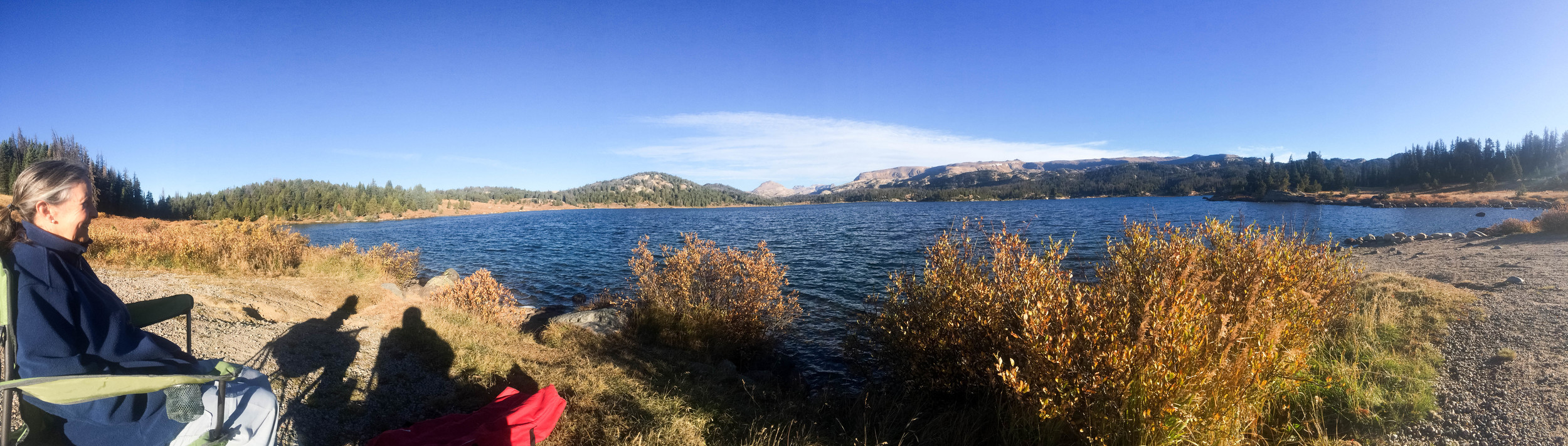 An early lakeside breakfast