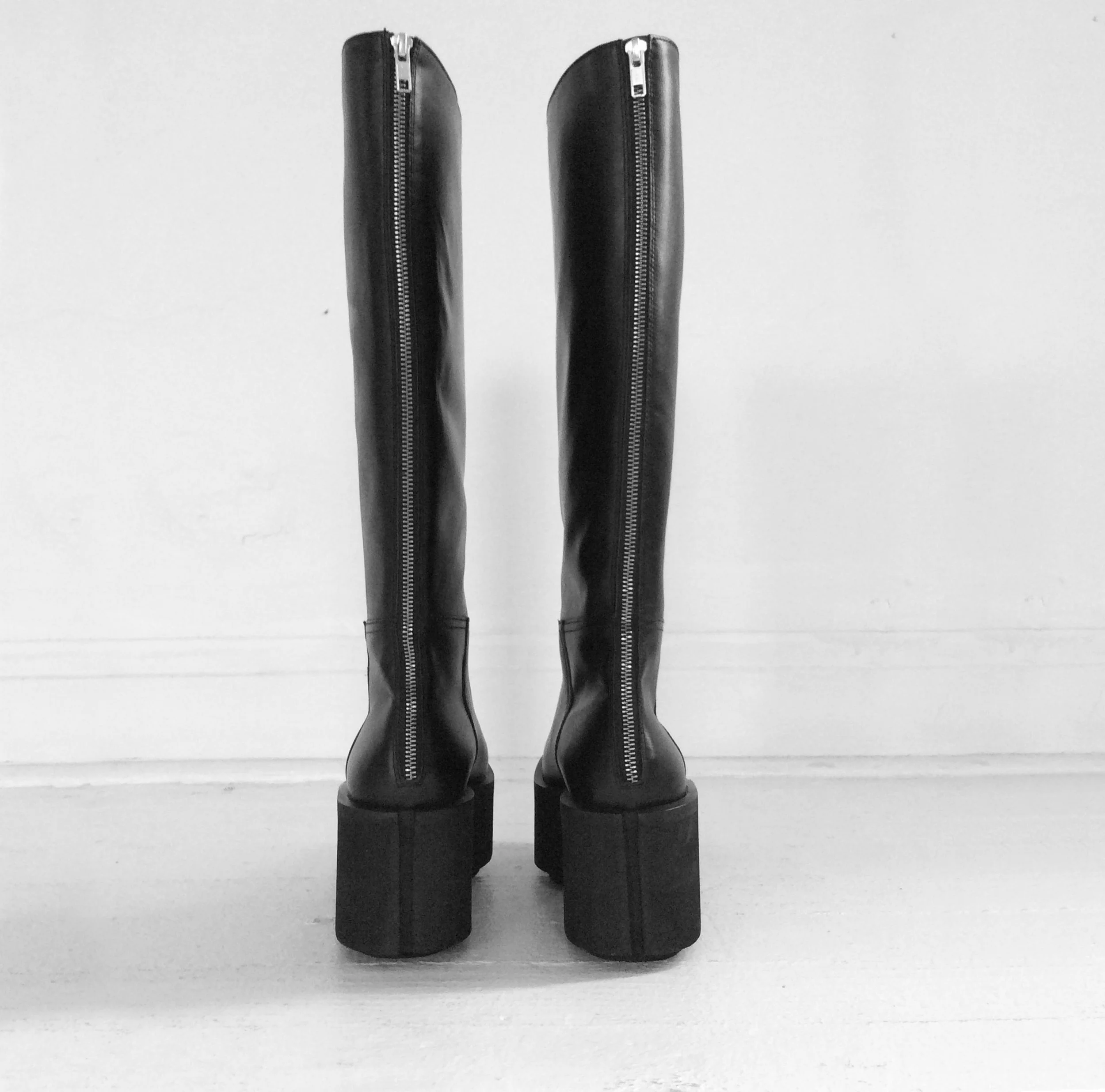 Sole-HIgh-Boot_NOOID_Velvit_1.jpg