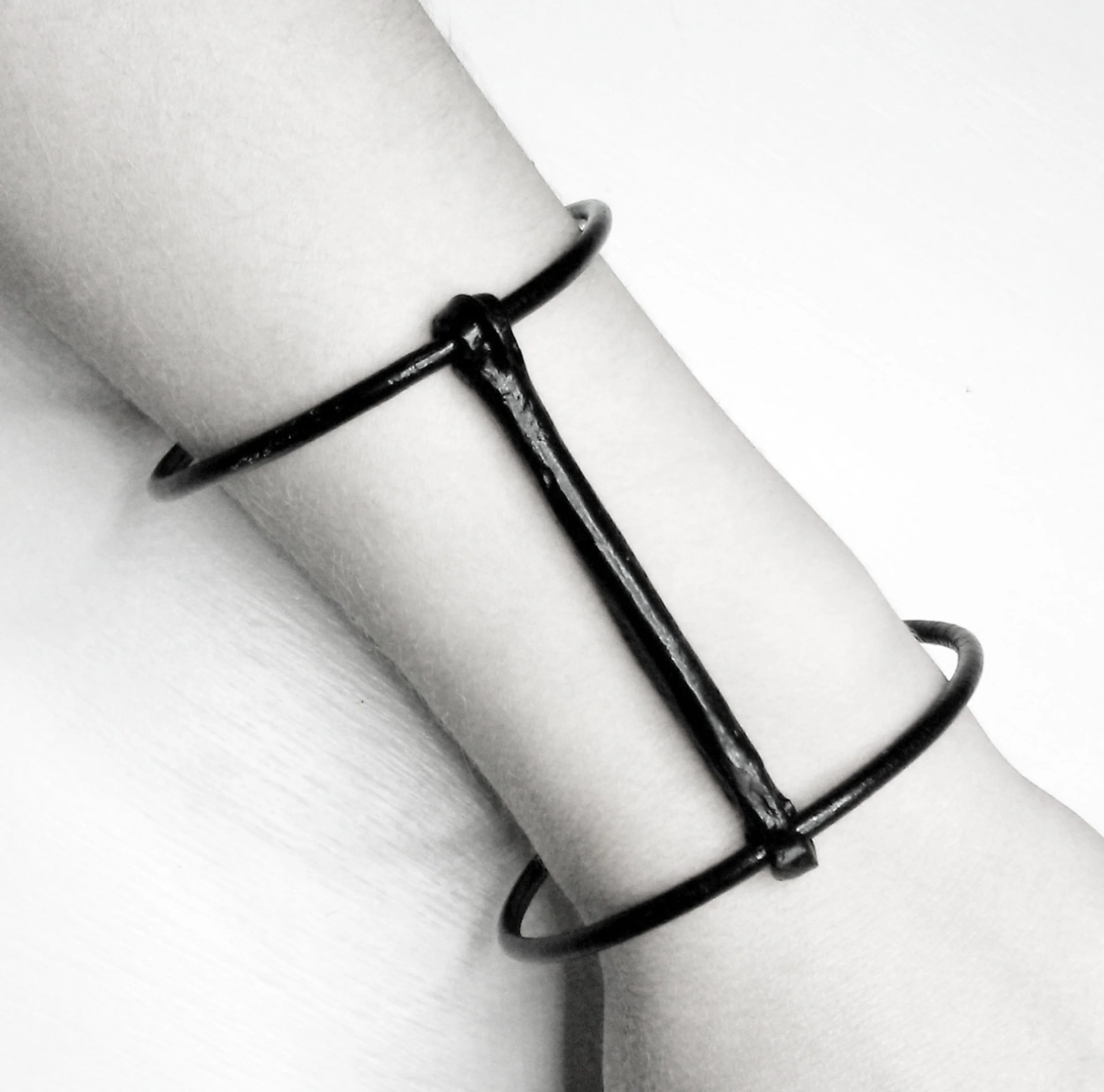 Velvit-Cindy-Leper-Isabella-Rosa-cayote-bone-bracelet-bone-bracelet-leather-bracelet-unisex-1.jpg