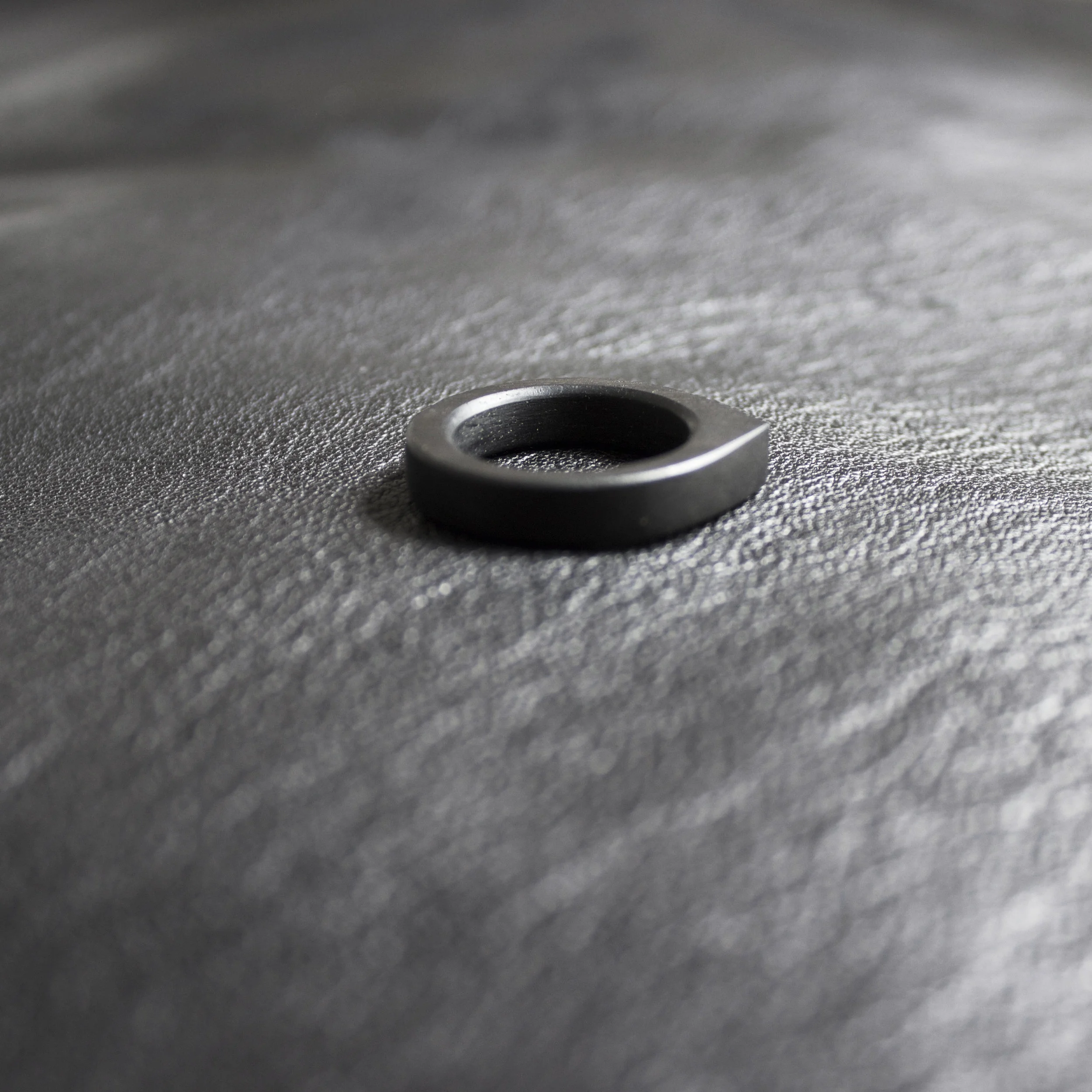 Chevron-Ebony-Ring-cindy-leper_Velvit_5.jpg