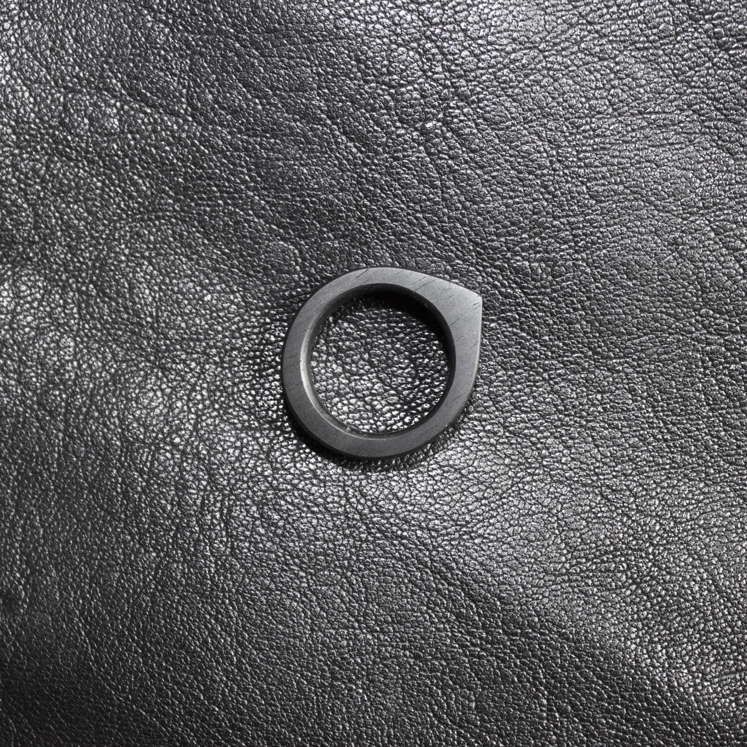 Chevron-Ebony-Ring-cindy-leper_Velvit_3.jpg