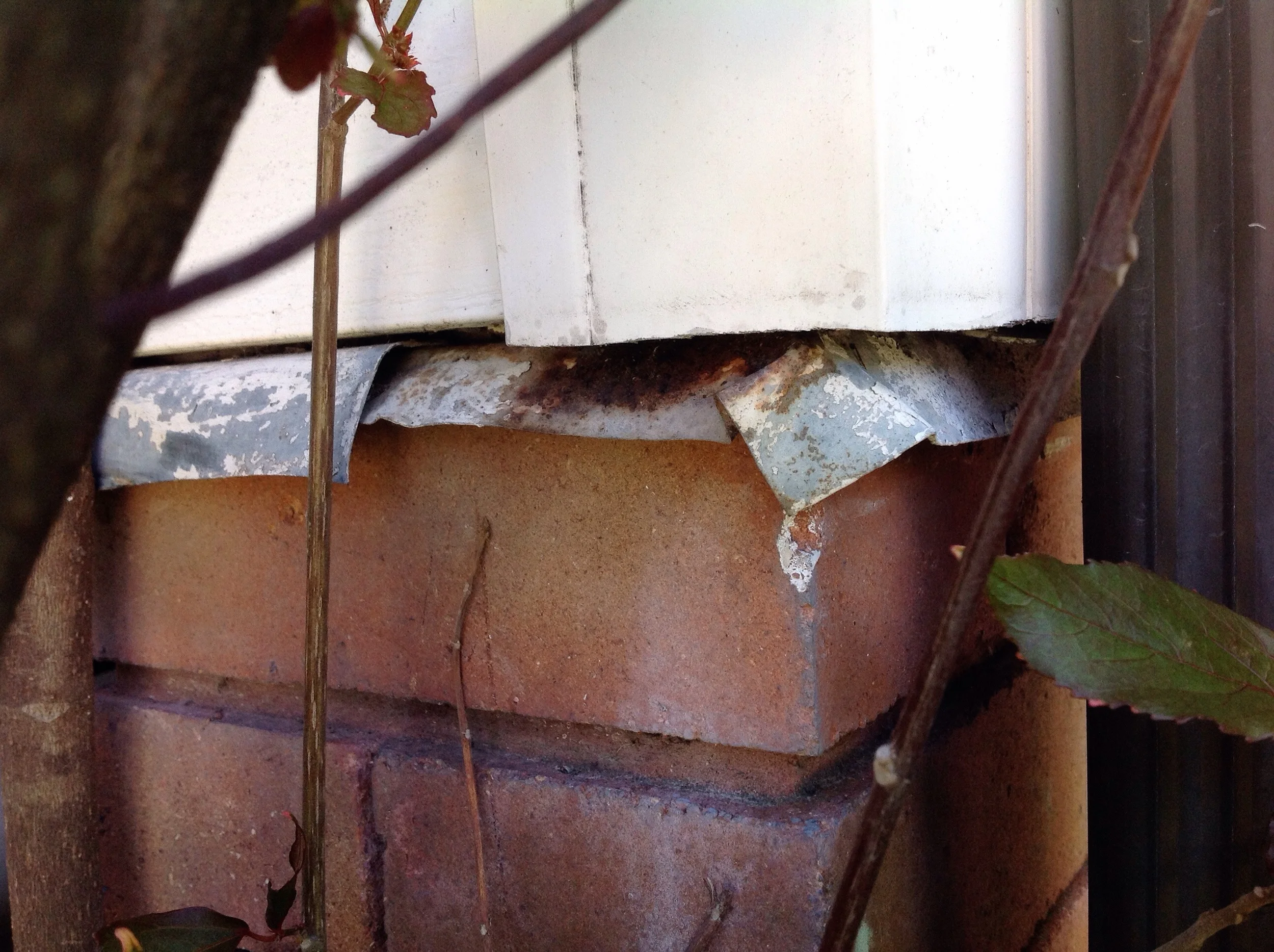 This ant cap was not joined properly during construction, and to add to the potential problems, is clearly rusting away.