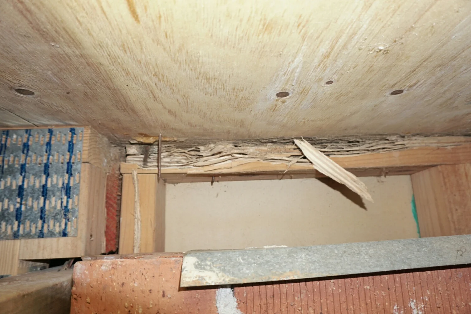 This ant capping was only partially existent, with an inspection edge that goes off into oblivion. It was not able to prevent the termites getting in a chewing out this frame. 