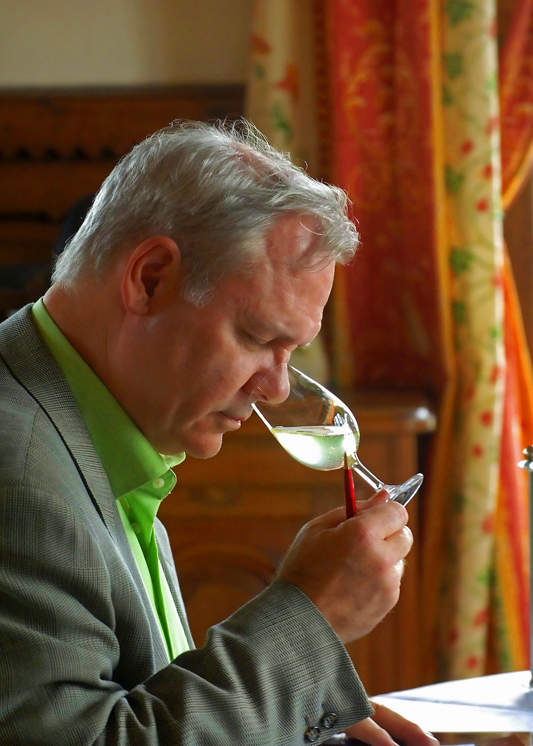 There is more to tasting wine than putting your nose in the glass!