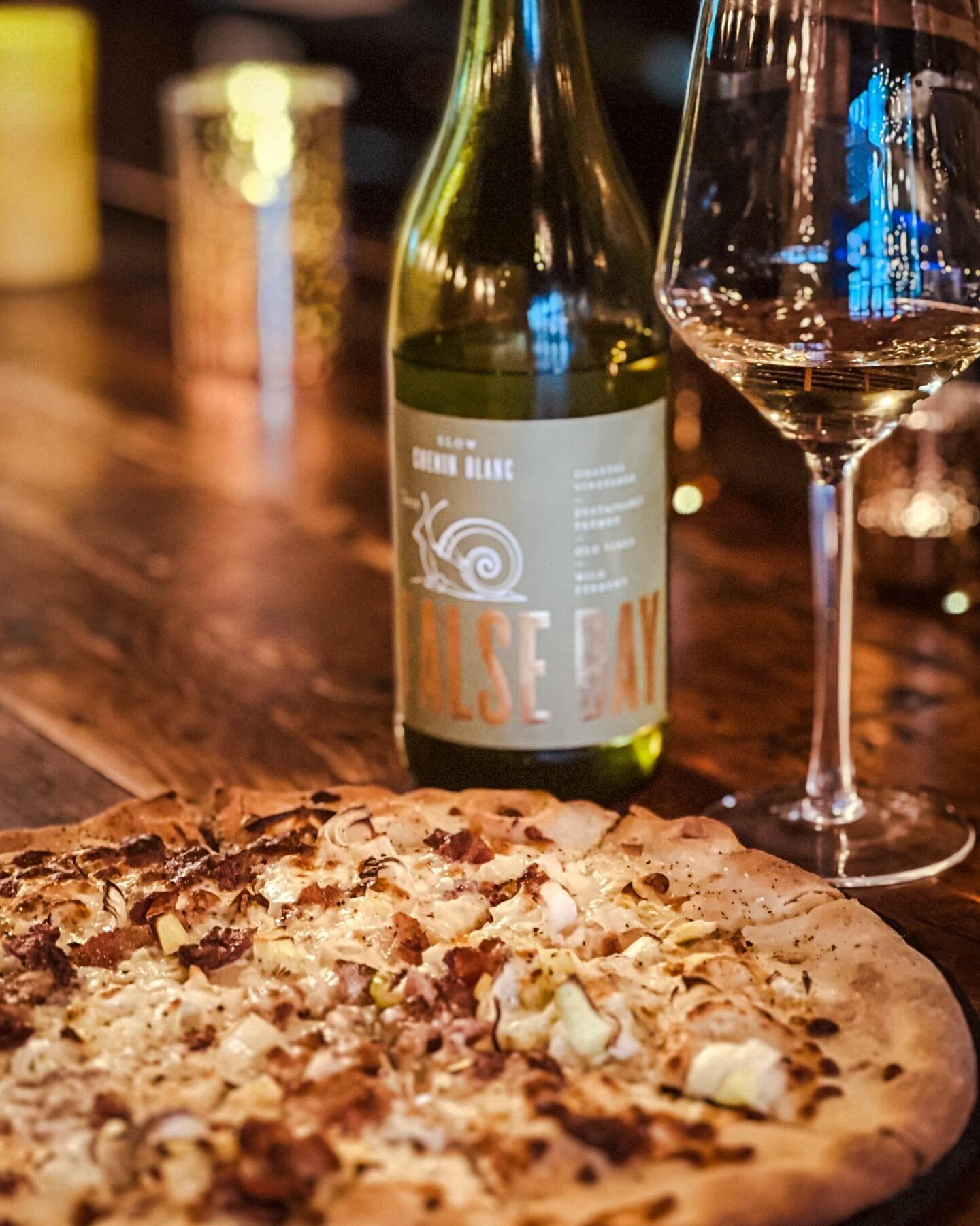 #FalseBayVineyard Slow Chenin Blanc, all racy minerality and perfect to pair with this Leek and bacon pizza at @taste_wine_room , a cozy spot on a very rainy night in Augusta. @waterkloofwines