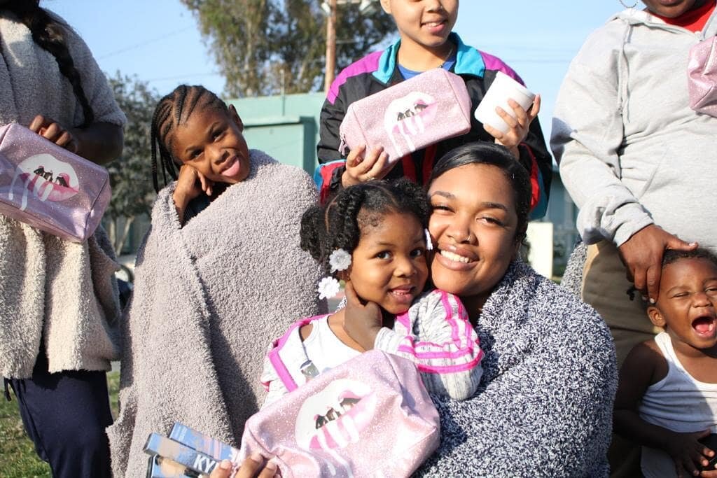 THANK YOUUU!!! Over 600 women received much-deserved pampering at the 13th Annual Mother's day Makeovers on Skid Row and the Watts Empowerment Center Spa Day!
.
Thank you @krisjenner @kyliecosmetics @arthurgeorge87 @barefootdreams @cottonhoodapparel 