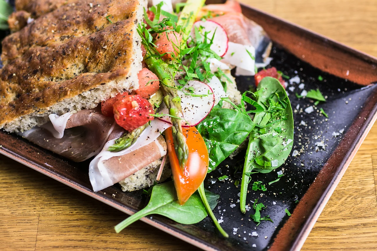 Spekeskinkesmørbrød med asparges. Foto: Bjørn Joachimsen/Lundblad.