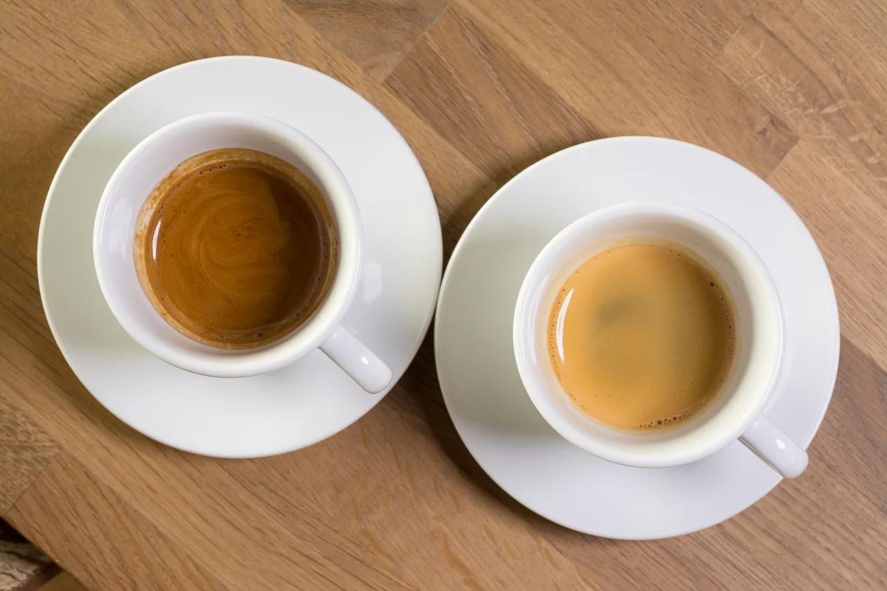 Half & Half Espresso til venstre brukes vanligvis i melkebaserte espressodrikker. Single Estate espressobønner brukes vanligvis til å brygge klassisk espresso. Foto: Bjørn Joachimsen/Lundblad.