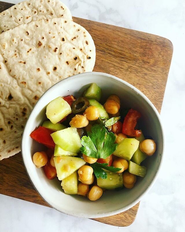 Trust me when I say you&rsquo;re gonna want to make this 👆TOMATO, CHICKPEA, + CUCUMBER SALAD, like, right this minute. 🍅🥒
.
You can serve it with gluten-free flatbread (like I did here) or straight outta the bowl. 🥄 I won&rsquo;t judge. 😉
.
#wha