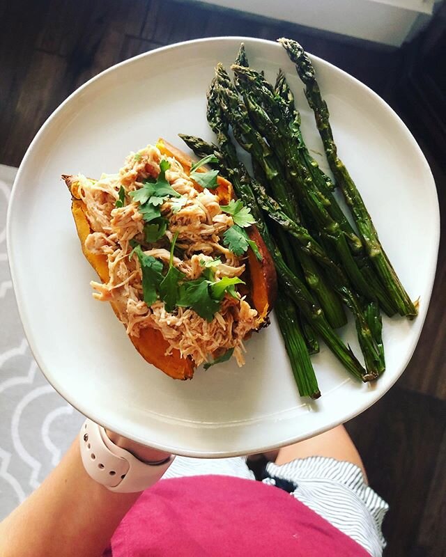 As promised, here&rsquo;s my BBQ CHICKEN STUFFED SWEET POTATO 🍠 with a side of roasted asparagus (for those micronutrients 🌱) + some avocado (not pictured) for healthy fats 🥑
.
I used my basic crockpot/instant pot chicken recipe (in my recipe bubb