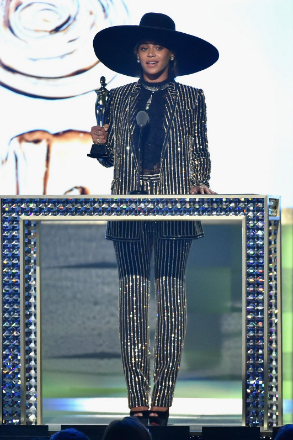 Beyonce accepts the Fashion Icon award at this years awards ceremony.